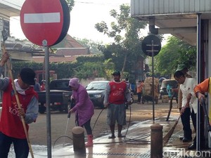 Aktivitas Risma di Bulan Ramadan, Pagi ini Ikut Ngepel Trotoar