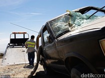Detik-detik Mobil Seruduk Warung dan Motor di Bogor hingga 2 Orang Luka