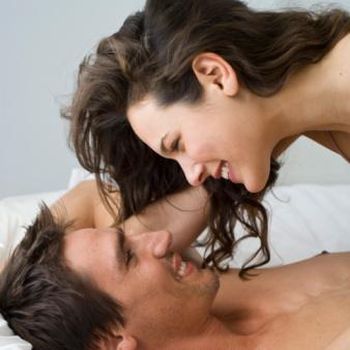 Pasangan di tempat tidur Sexual couple in bedroom