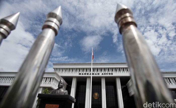 Utang Konstitusi, UU Jabatan Hakim Perintah UUD 1945