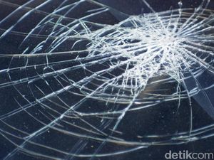Mobil Terlibat Serempetan di Menteng Ditimpuk Conblock oleh Pelaku