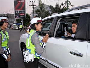Menpan Yuddy Kaget Diberi Takjil Oleh Polwan Cantik di Pelabuhan Ratu