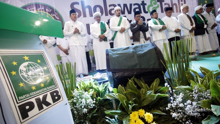 Partai Kebangkitan Bangsa (PKB) menggelar acara sholawatan dan tahlil di kantor DPP PKB. Acara ini dimaknai sebagai doa untuk kondisi negara yang sedang carut marut. Hadir dalam acara sholawat dan tahlil ini ketua PBNU Said Aqil Siraj, kiai Cholil Asy Syamsul Arifin, beberapa pemimpin pondok pesantren dan jajaran pengurus PKB. Rachman Haryanto/detikcom.