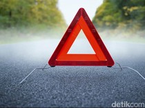 Diduga Hilang Kendali, Pemotor Wanita Jatuh dari Flyover Grogol Jakbar