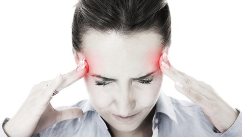 Ilustrasi seorang wanita yang mengalami sakit kepala