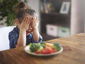 Trik Agar Anak Tetap Doyan Makan Sayur dan Buah Saat Sedang Belajar Puasa