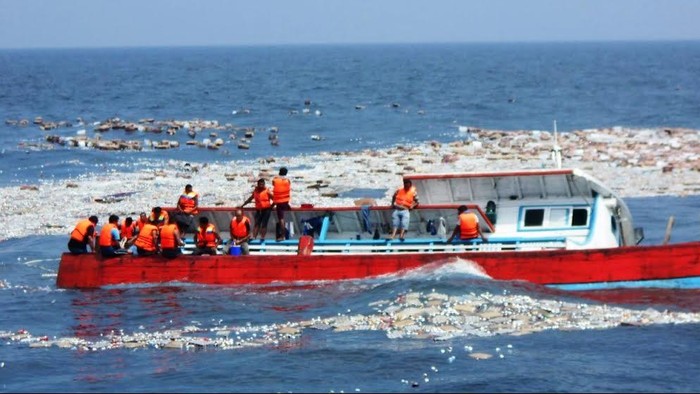 Prajurit TNI AL Selamatkan Korban Kapal Tenggelam di Selat Malaka
