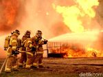 Toko Cat di Meruya Utara Terbakar, 16 Mobil Damkar Dikerahkan