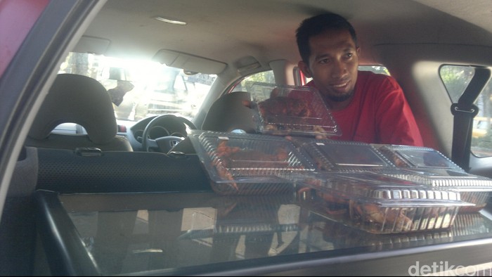 Ramadan, Pesepakbola ini Banting Stir Jualan Kepiting Asam Manis