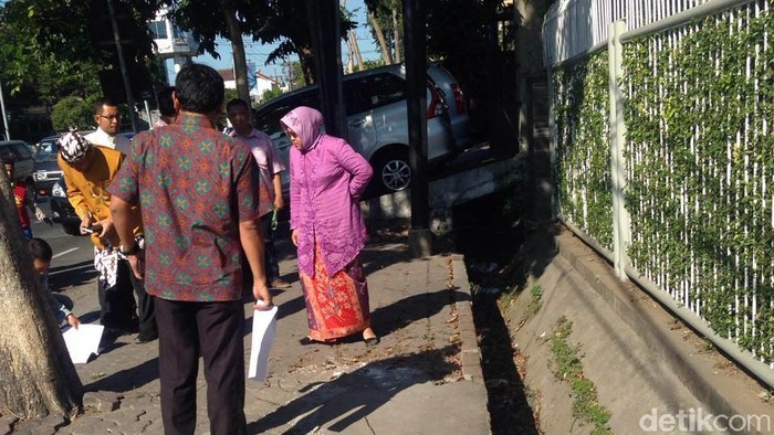 Kenakan Kebaya, Risma Pantau Proyek Saluran Air