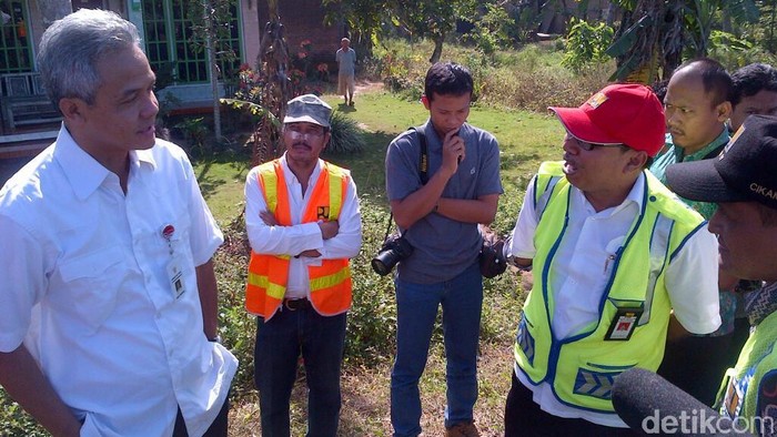 Cek Kondisi Jalan, Gubernur Ganjar: Jalan Rusak di Jateng Sudah Parah