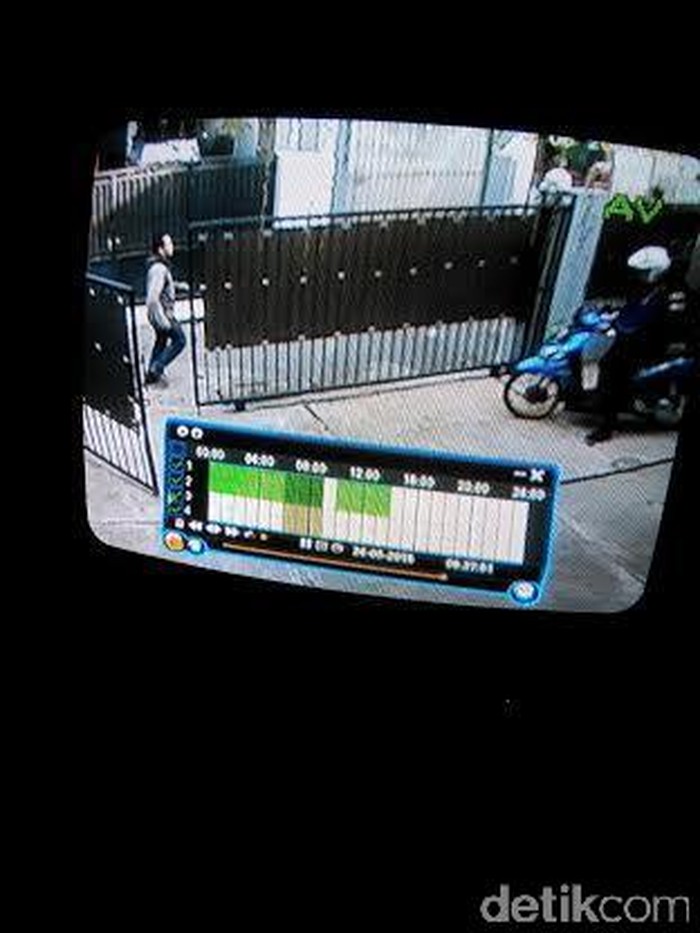 CCTV Rekam Pria Misterius Berlari Menjauh dari Rumah yang Terbakar