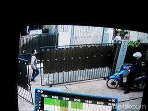 CCTV Rekam Pria Misterius Berlari Menjauh dari Rumah yang Terbakar