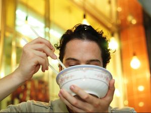 Jangan Buru-buru, Ini 5 Dampak Makan Terlalu Cepat