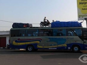 Bahaya! Motor Ini Nangkring di Atas Bus