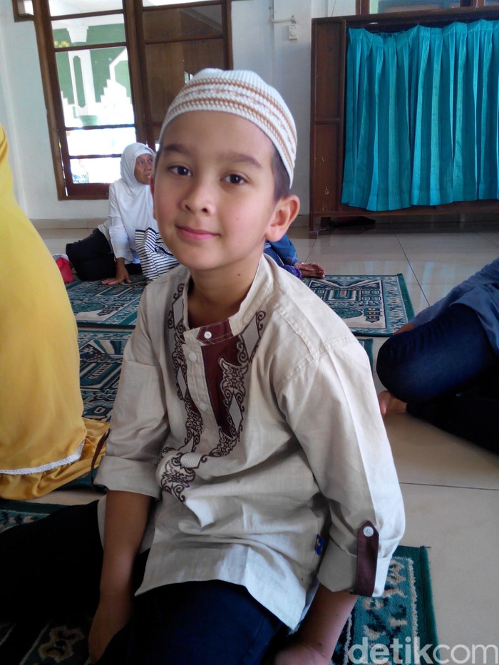 Mark Sang Mualaf Cilik Tak Mau Tertinggal Salat 5 Waktu