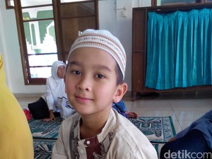 Mark Sang Mualaf Cilik Tak Mau Tertinggal Salat 5 Waktu