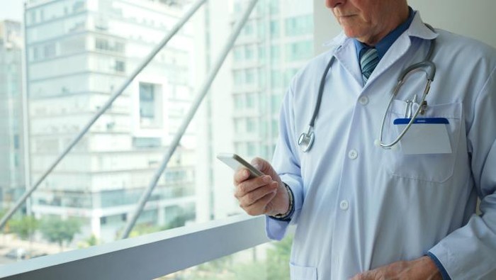 dokter dengan smartphone