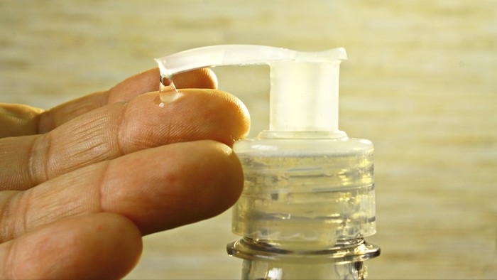 Tak Sempat Cuci Tangan, Boleh Saja Bersihkan Tangan Pakai Hand Sanitizer