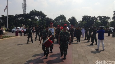 Suasana Pemakaman dr Ben Mboi, Suami Eks Menkes Nafsiah Mboi