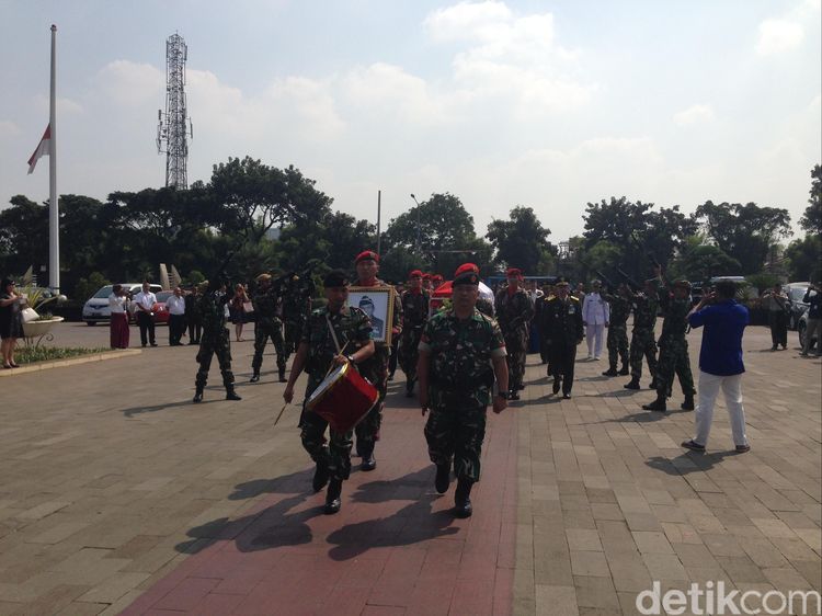 Suasana Pemakaman dr Ben Mboi, Suami Eks Menkes Nafsiah Mboi