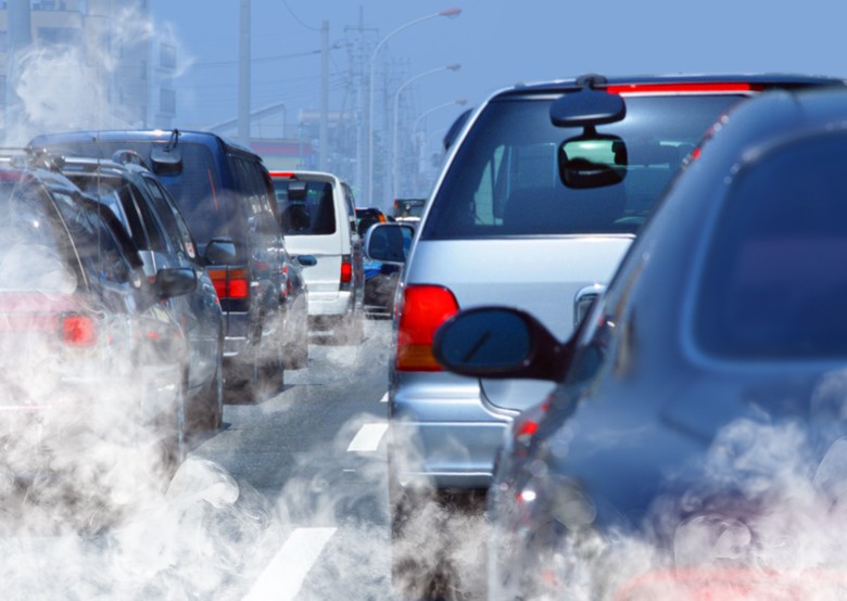 macet dan polusi Kemacetan lalu lintas yang menyumbang polusi udara.