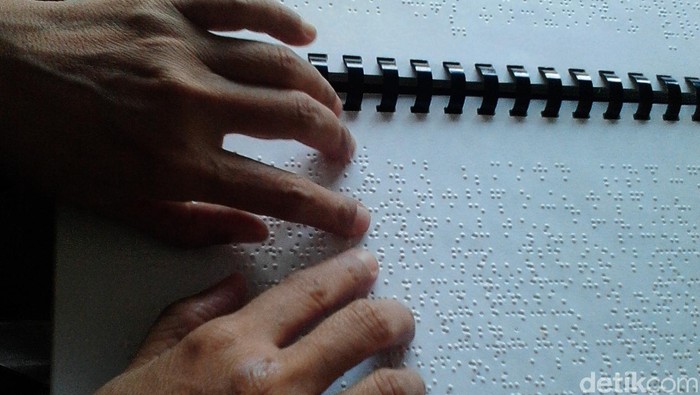 Tunanetra membaca Alquran huruf braille di Medan