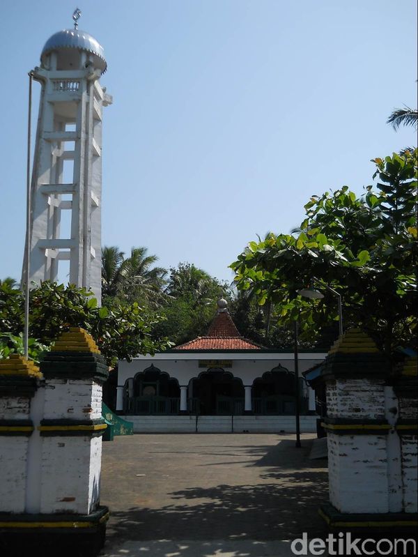 Kisah Batu Hitam dan Lumpur di Masjid Berumur 400 Tahun di 