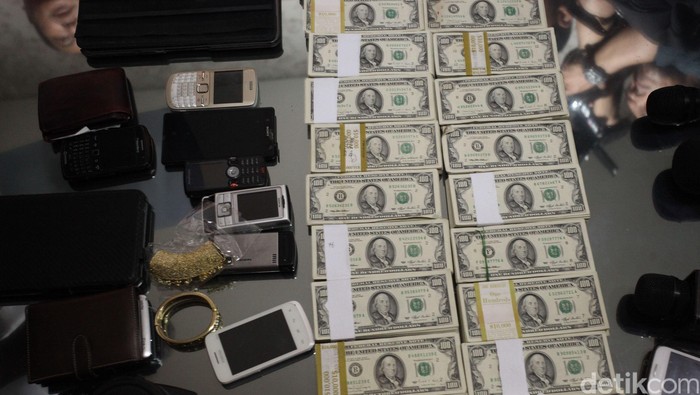 Didatangi Polisi, Ian Sedang Tidur Berbantalkan Gepokan Dolar