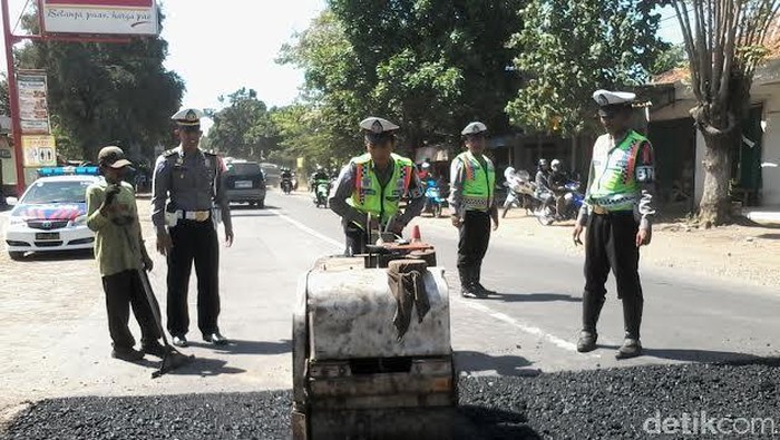 Polisi di Probolinggo Bantu Perbaiki Jalan Berlubang
