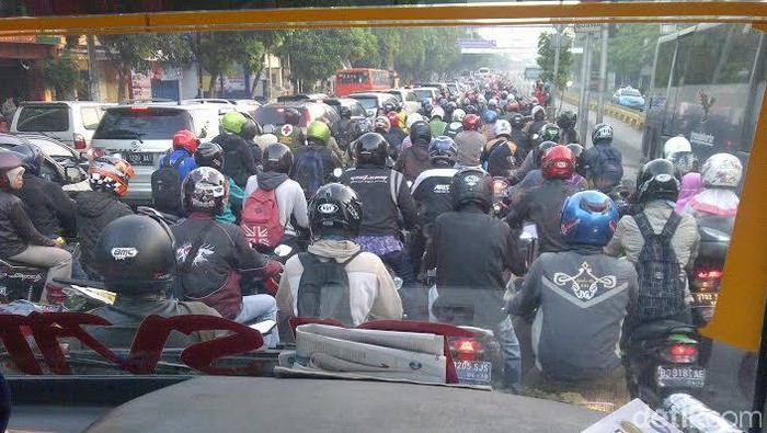 Duh! Setiap Pagi Para Pemotor Antre Menunggu Palang Pintu Busway Dibuka
