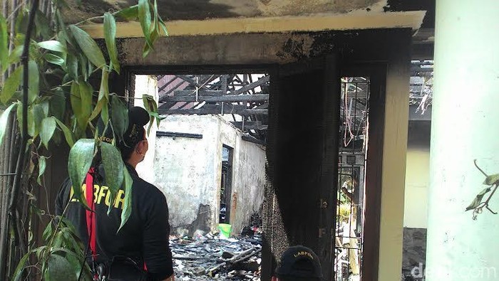 Puslabfor Polri Cek Lokasi Kebakaran di Pasar Minggu