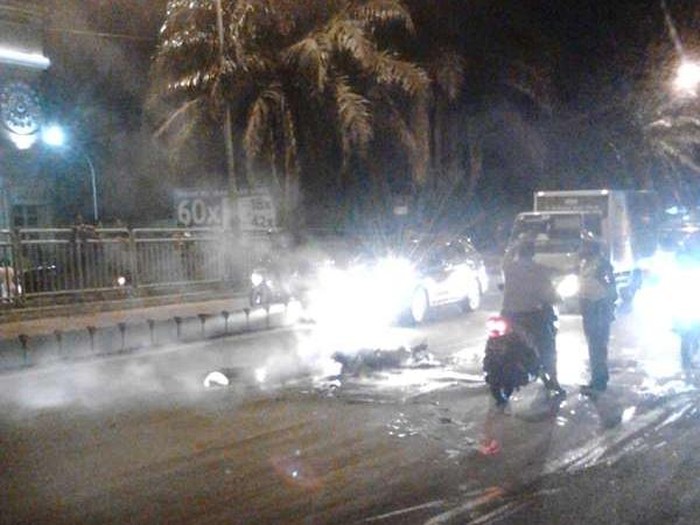 Motor Terbakar di Tengah Jalan Daan Mogot, Lalin Macet