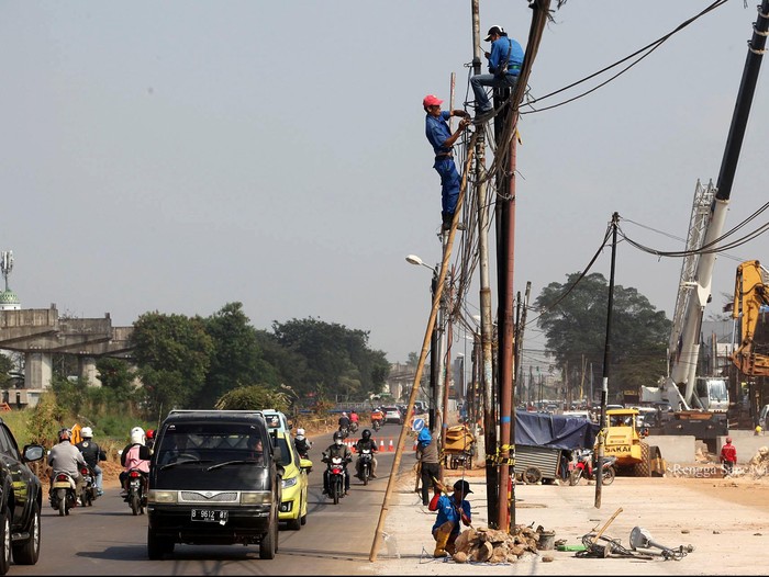 Jalan Kalimalang Dilebarkan, Tiang Listrik Mulai Dipindahkan Petugas