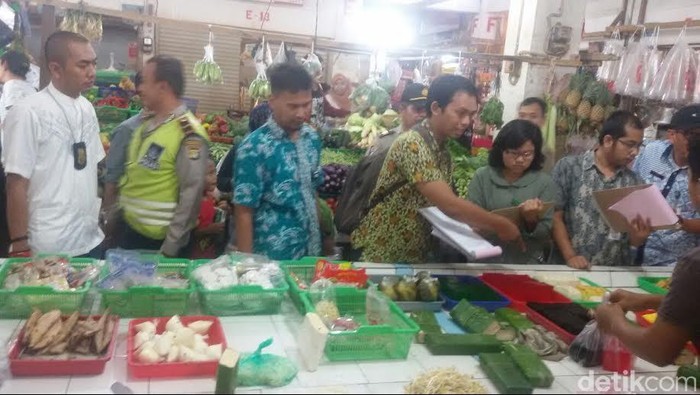Petugas Temukan Pacar Cina Mengandung Pewarna Tekstil di Pasar Kelapa Dua