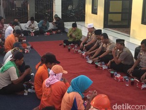 Apresiasi Pemberantasan Preman, Pedagang Ikan Muara Angke Undang Polisi Bukber