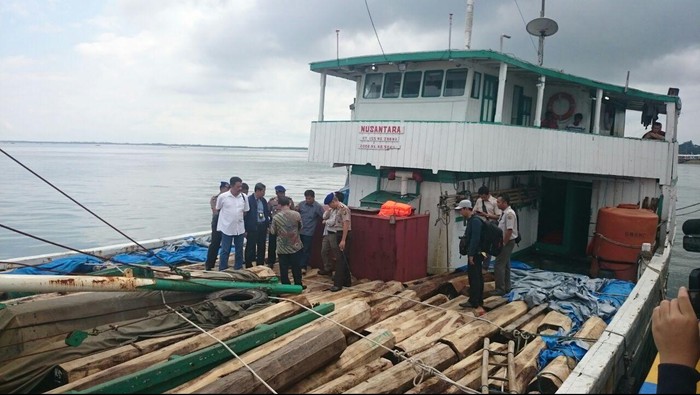Mabes Polri dan Kemen LHK Tinjau Kapal Pengangkut Ilegal Logging di Kaltim