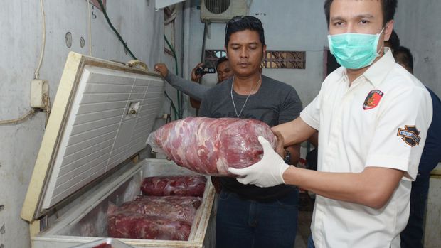 Penggrebekan terhadap pengepul daging babi di Surabaya, Jawa Timur, 2015. 