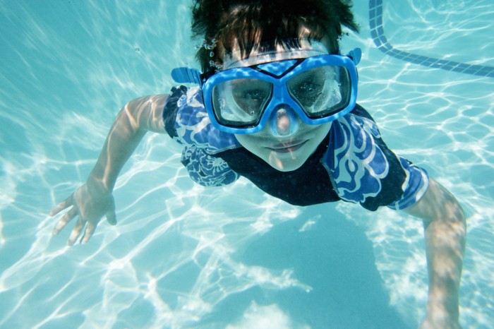 Hii! Bukan Klorin yang Sebabkan Mata Merah di Kolam Renang, Tapi Urine