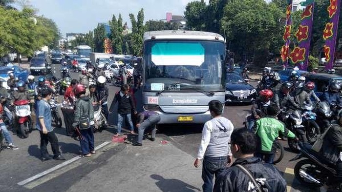 Motor Tertabrak TransJ di Pasar Baru, Lalin Tersendat