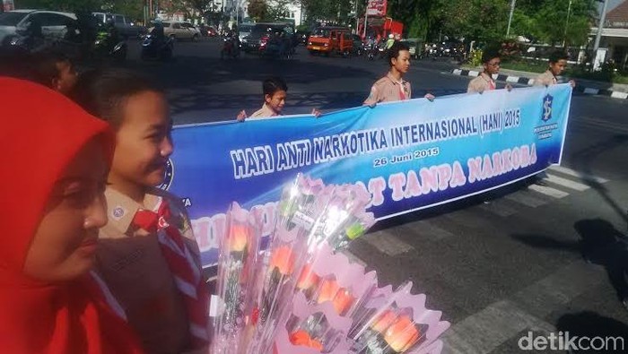 Peringati Hari Anti Narkoba Internasional, BNNK Surabaya Bagi-bagi Bunga