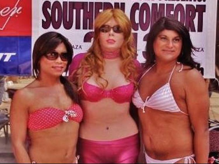 Potret Robert, Kakek 70 Tahun yang Terobsesi Mengenakan Kostum Wanita