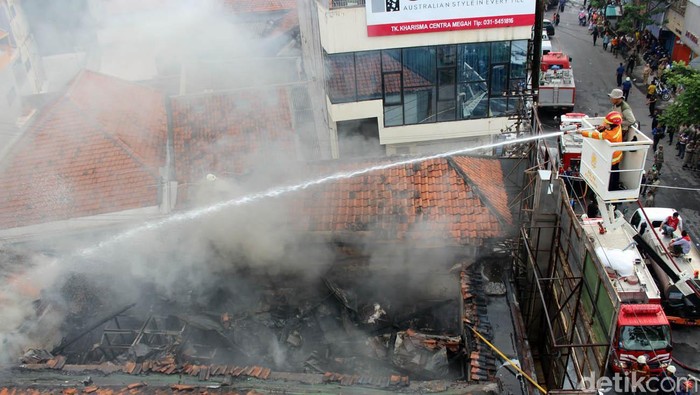 Ayu Ting-Ting dan Gurauan di Lingkaran Tim Pemadam Surabaya