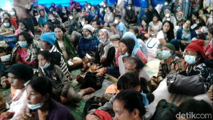 10 Hari Mengungsi, Ribuan Warga Tetap Terkena Abu Vulkanik Sinabung