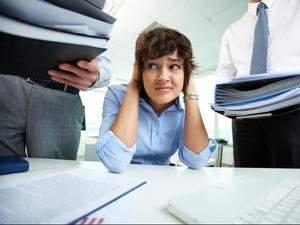 5 Cara Menghadapi Rekan Kerja yang Sok Kuasa, Bossy Abis!