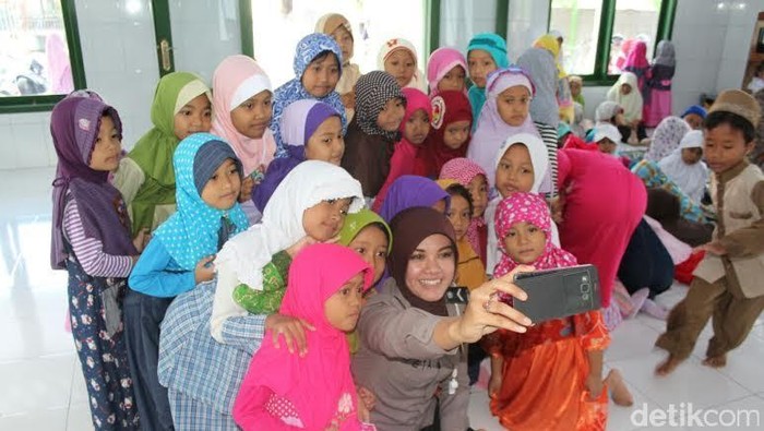 Polwan Hijaber Ini Mengajar Anak-anak Mengaji Selama Ramadan