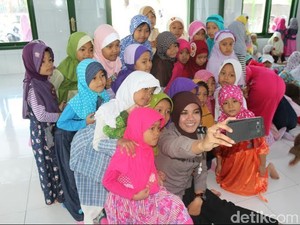Polwan Hijaber Ini Mengajar Anak-anak Mengaji Selama Ramadan