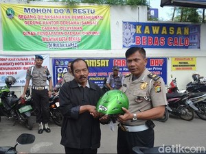 HUT Bhayangkara, Samsat Bekasi Bagi Helm dan Buka Sampai Malam