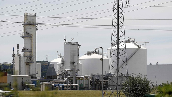 A general view shows the Air Products gas facory site at the industrial area of Saint-Quentin-Fallavier, near Lyon, France, June 26, 2015. A decapitated head covered in Arabic writing was found at a a site belonged to Air Products, a U.S.-based industrial gases technology company, in southeast France on Friday, police sources and French media said, after two assailants rammed a car into the premises, exploding gas containers.    REUTERS/Emmanuel Foudrot