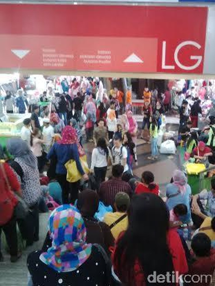 Belanja Baju Lebaran, Pembeli Serbu Blok A Tanah Abang